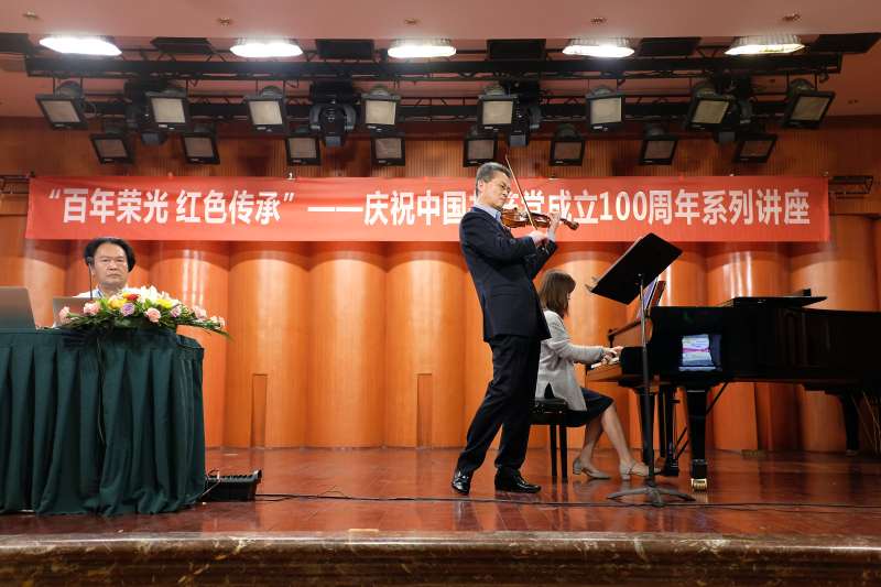 李开祥教授现场演奏《b小调奏鸣曲》.jpg 李开祥教授现场演奏《b小调奏鸣曲》.jpg