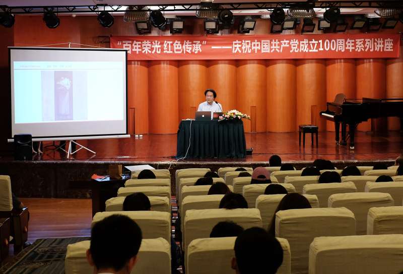 敖昌群教授主讲《没有共产党就没有新中国》03.jpg 敖昌群教授主讲《没有共产党就没有新中国》03.jpg