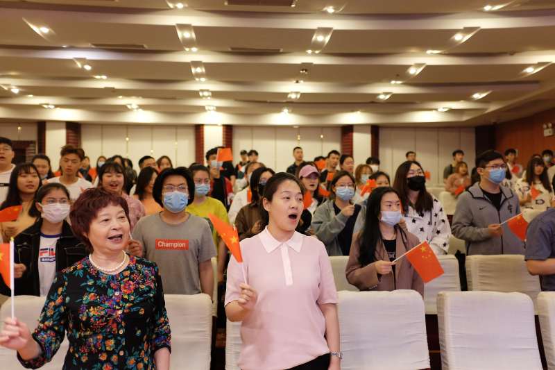 全场观众齐唱《没有共产党就没有新中国》.jpg 全场观众齐唱《没有共产党就没有新中国》.jpg